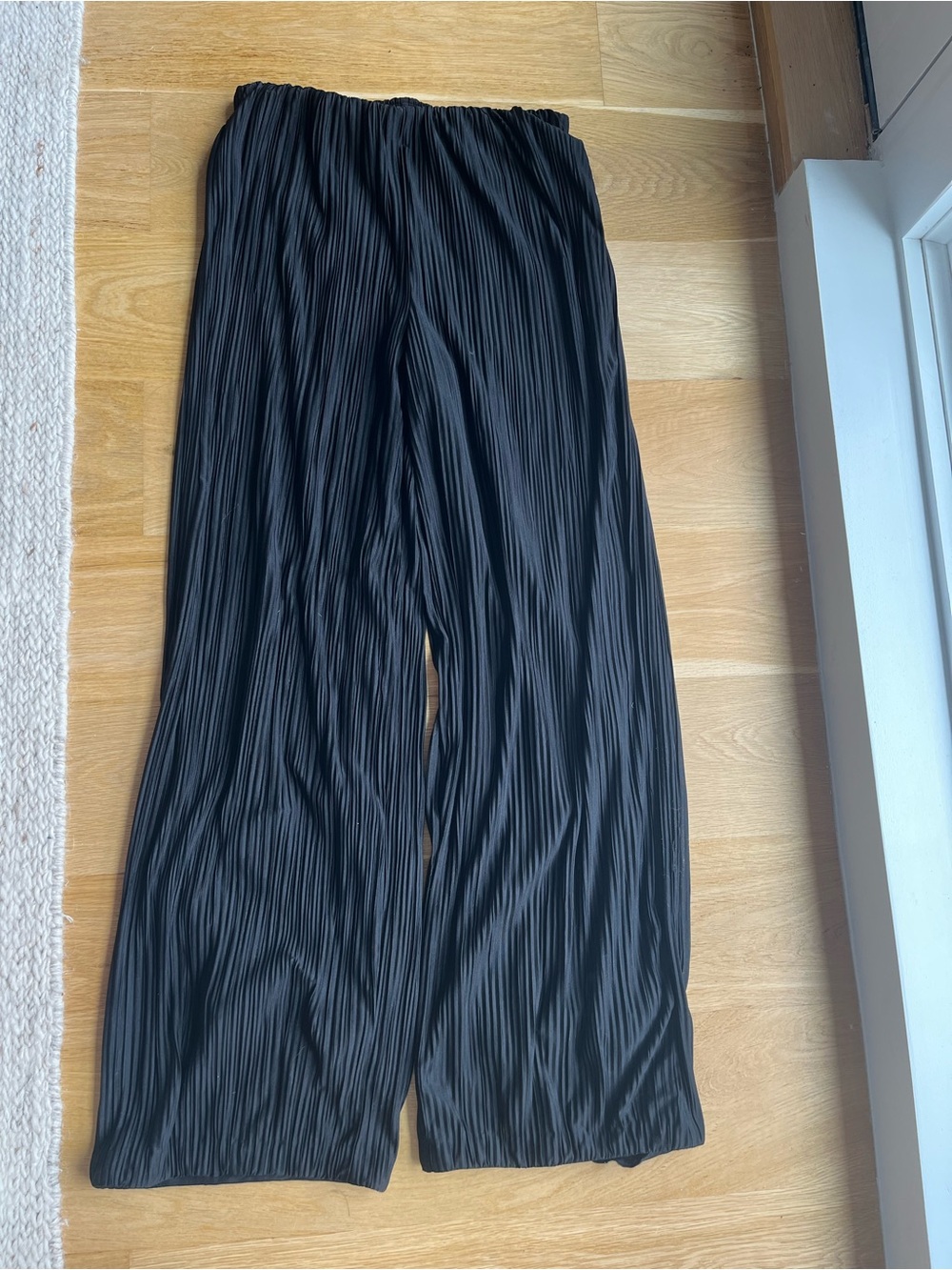 Mint velvet Black Pleated Wide-Leg Pants - Women's size medium long